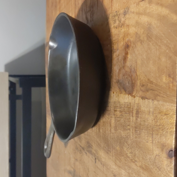 Vintage Unmarked Lodge Cast Iron Skillet, #3 - Picture 7 of 15